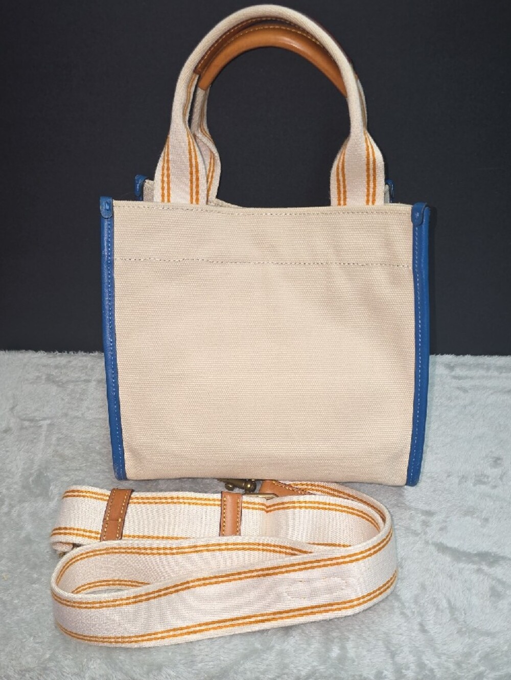 Coach ‘Big Apple Camp’ Tote - Picture 2 of 13